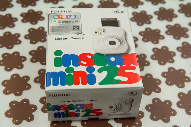【開箱】 富士 instax mini25 終於買了拍立得! 結婚兩週年禮物