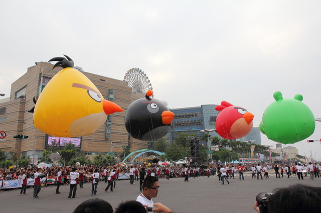 【遊拍】 2011夢時代大氣球遊行 Angry Bird實境秀
