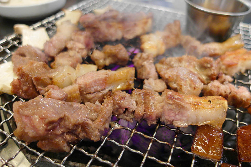 【首爾遊記】自由行 Day3 明洞 黑豚家 來自濟州島的黑豬肉，不便宜但好美味!