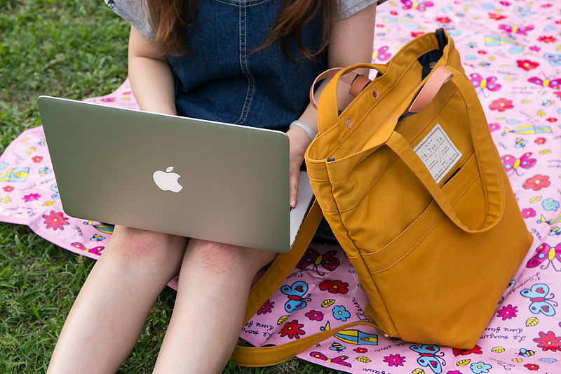 【開箱】 Little OH! TA.THA.TA 帆布包 兼具設計感、多種背法的MacBook筆電包！