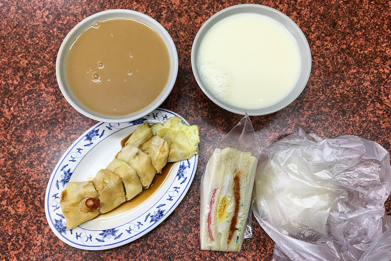 【美食】 台北煎餃豆漿店 宵夜早點蛋餅 越晚生意越好~ 在地夜貓族最愛的銅板美食!